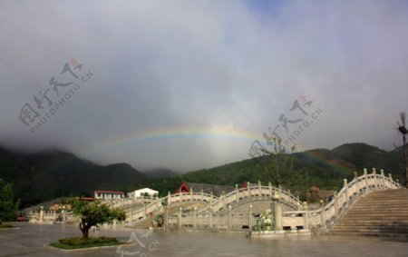 旅游仙菇顶雨中彩虹图片