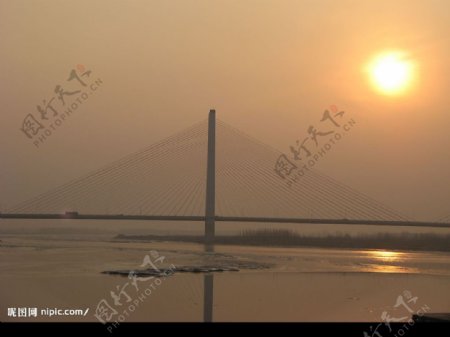 落日下的黄河大桥图片