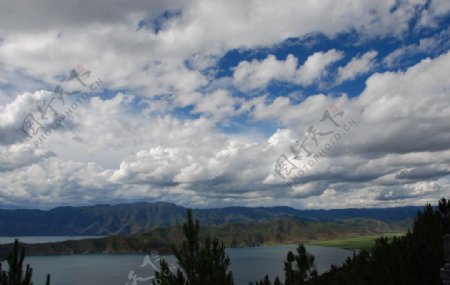丽江泸沽湖蓝天白云湖面山水洛水小岛美景图片