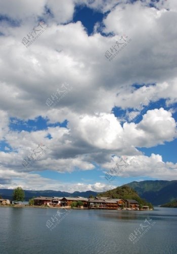 丽江泸沽湖蓝天白云湖面山水洛水小岛美景图片