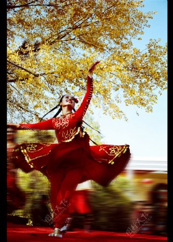 跳舞的维族女孩图片
