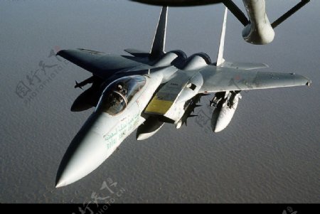 沙特阿拉伯空军的F15C在空中加油图片