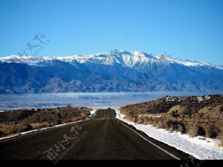 公路上的雪山胜景图片