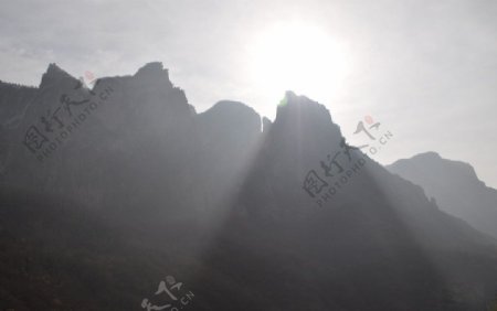 山峰太阳图图片