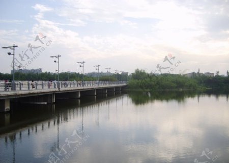 四川大学明远湖长桥图片