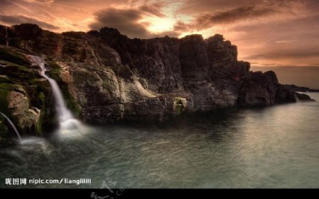 黄昏夕阳下摄影大海悬崖边瀑布景色图片