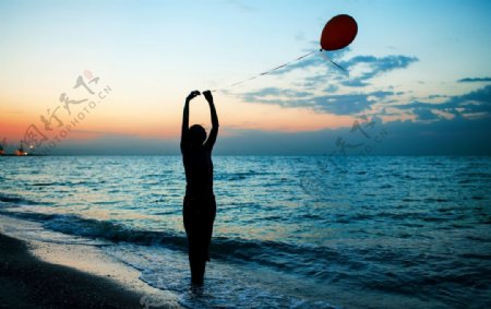 海边放气球的美女图片