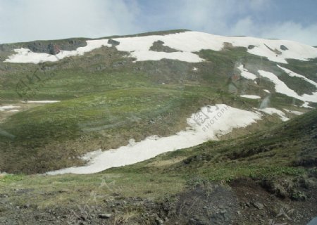 长白山高山苔原带地貌与山顶积雪图片