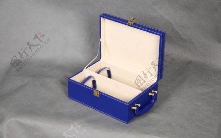 高档蓝色皮制酒外包装礼品盒图片
