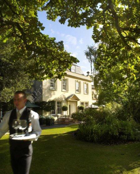 英国皇室后院露天派对持香槟的侍者绿色后花园图片