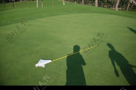 高尔夫草地旗杆图片