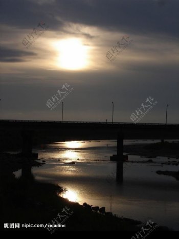 河與夕陽图片