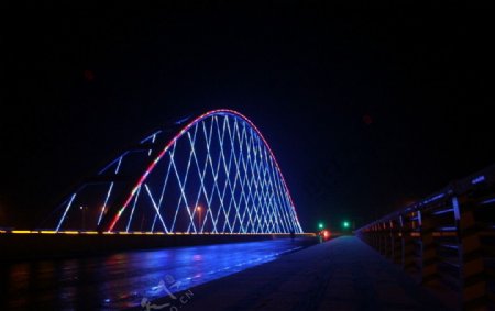 夜色中的彩虹桥图片