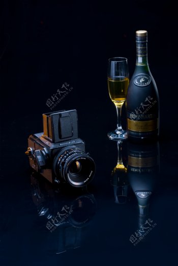 哈苏相机和洋酒图片