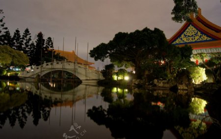 台北公园公园一角拱桥入夜图片