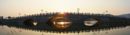 江南大学黄昏下的湖心桥图片