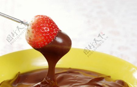 草莓蘸巧克力酱图片