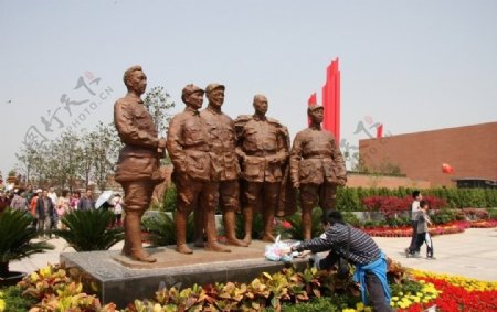 向南京新渡江胜利纪念馆广场群雕献花图片