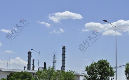 炼油厂烟囱路灯白云蓝天图片