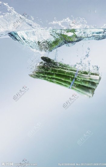 坠落水中的芦笋图片