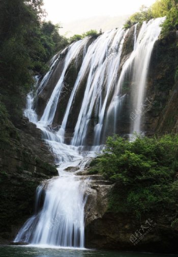 广西十万大山的牛角山瀑布图片