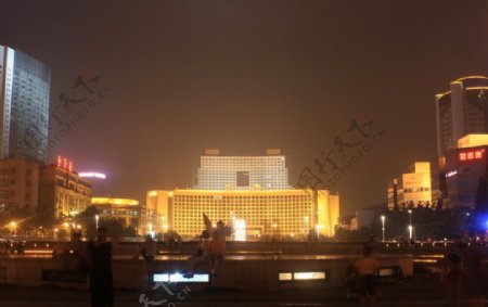 青岛市府广场夜景图片