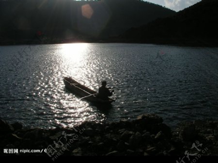 夕阳下的泸沽湖图片