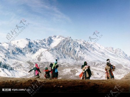 人与雪山图片