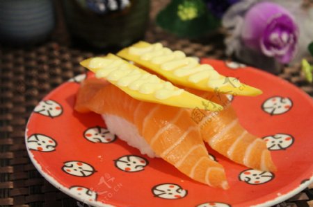 三文鱼芒果寿司图片