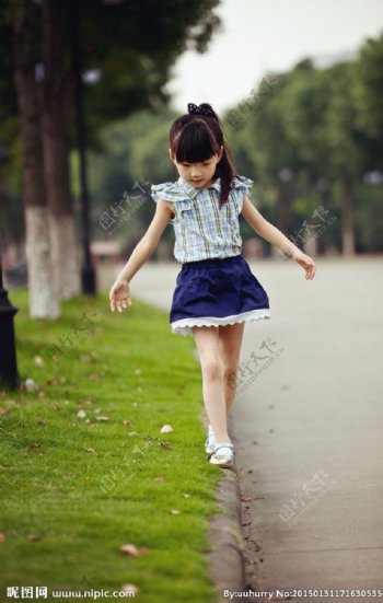 走路的小女孩图片