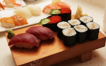 日式寿司拼盘图片