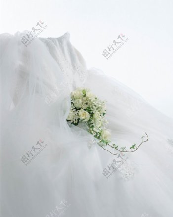 婚纱和鲜花图片