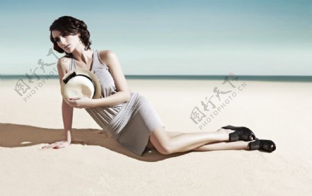沙滩上的女人图片