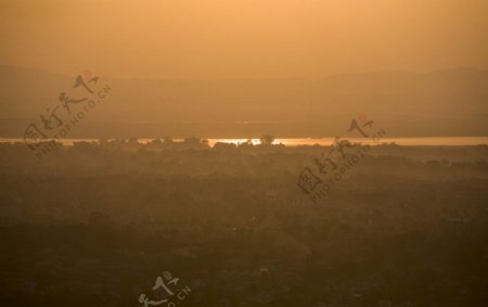 夕阳映照伊洛瓦底江图片