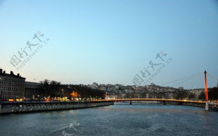 里昂铁索桥图片