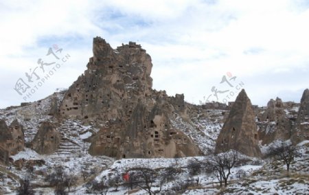 雪中的乌其萨尔城堡图片