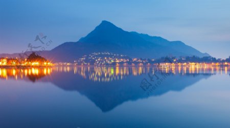 度假村夜景图片