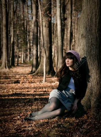 森林中的女子图片