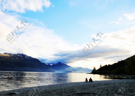 新西兰皇后镇傍晚的湖边图片