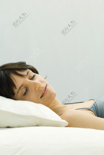 躺着睡觉的女人图片