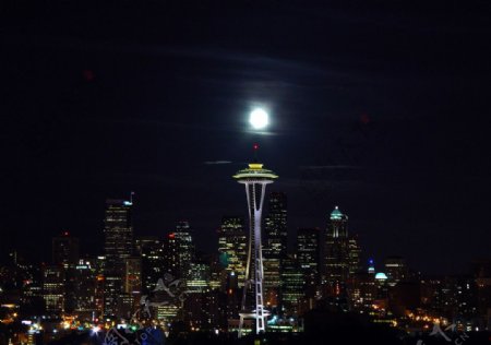 西雅图月光下的城市夜景图片