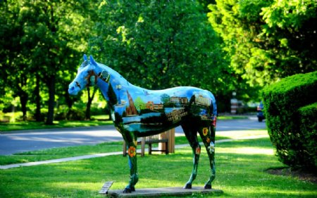 纽约长岛别墅区彩马雕塑图片