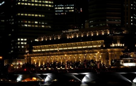 新加坡夜色下浮尔顿大酒店图片