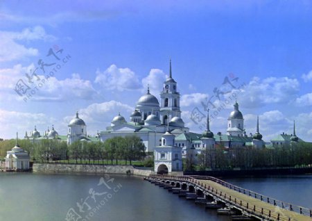 欧式城堡桥梁蓝天白云河流树木图片