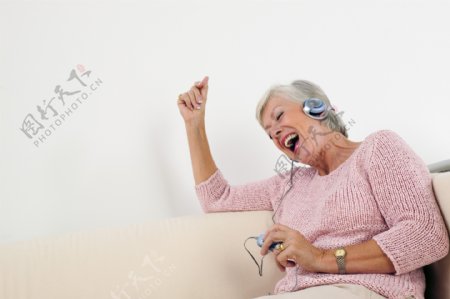 听音乐的老年妇女图片