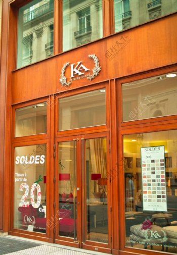 巴黎街上的紡織品商店图片