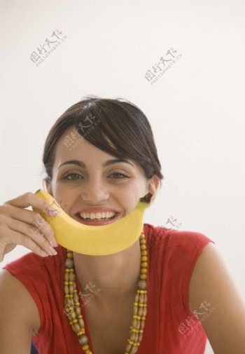 手拿香蕉的少女图片