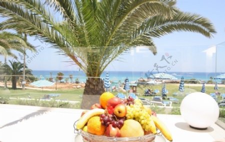 海边度假村露天餐厅美味水果图片