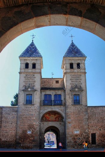 拱门中的城堡图片