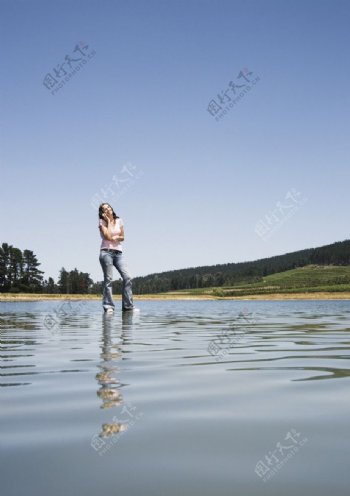 水面上的女人图片